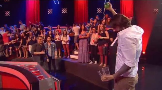 Melendi, como buen asturiano, escanció vasos de sidra para el público
