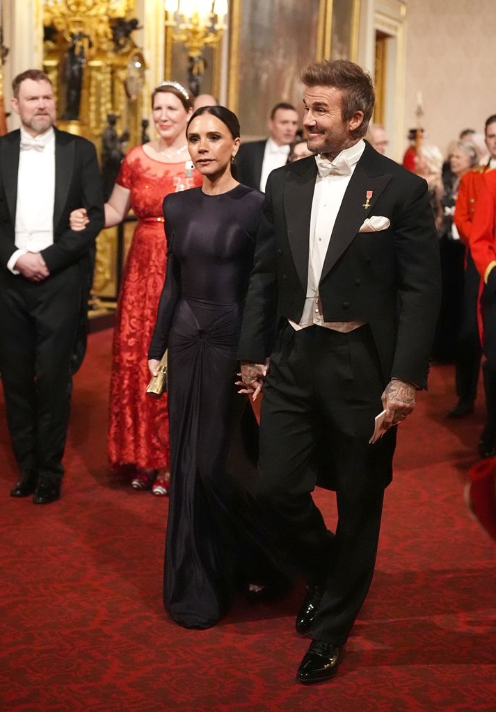 David y Victoria Beckham recorren la Galería Este para asistir al banquete de estado en honor al Emir de Qatar, Sheikh Tamim bin Hamad Al Thani, en el Palacio de Buckingham, Londres, durante su visita de estado al Reino Unido. Fecha de la fotografía: martes, 3 de diciembre de 2024. *** Pie de foto local ***.