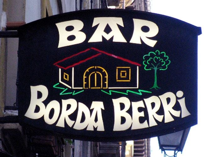 El bar 'Borda Berri' se ubica en Fermín Calbetón, una de las calles de 'pintxeo' más míticas y transitadas de la Parte Vieja de San Sebastián.
