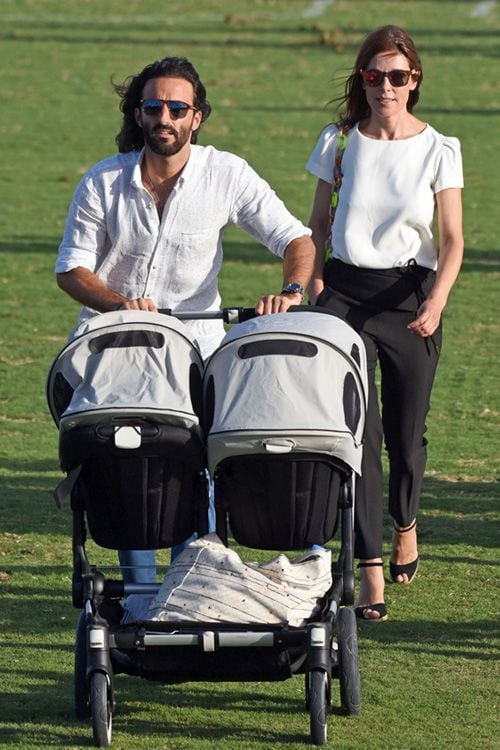 Tras disfrutar de unos días en Ibiza y Mallorca, la presentadora se dejó ver en el club de polo de Sotogrande con Matías Dumont y sus hijos, Bruno y Mateo, que están a punto de cumplir un año
