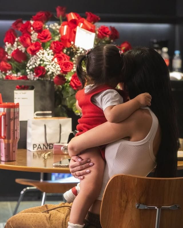 Cazzu con la pequeña Inti en su camerino en la Movistar Arena