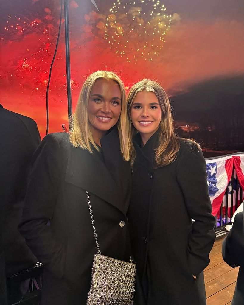 Kai Trump con su madre, Vanessa Trump, disfrutando de la pirotecnia