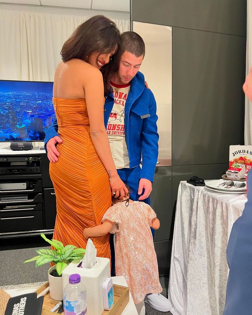 Priyanka Chopra y Nick Jonas con su hija Mati en el concierto de los Jonas Brothers en el O2 Arena de Londres, septiembre de 2024