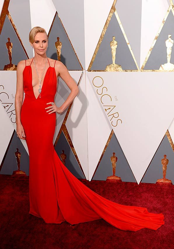 11 looks impactantes de Charlize Theron