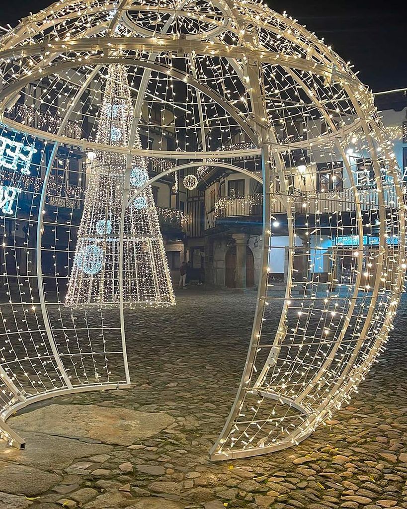 Bola de luces en la plaza Mayor de La Alberca, Salamanca, pueblo Ferrero Rocher, Navidad