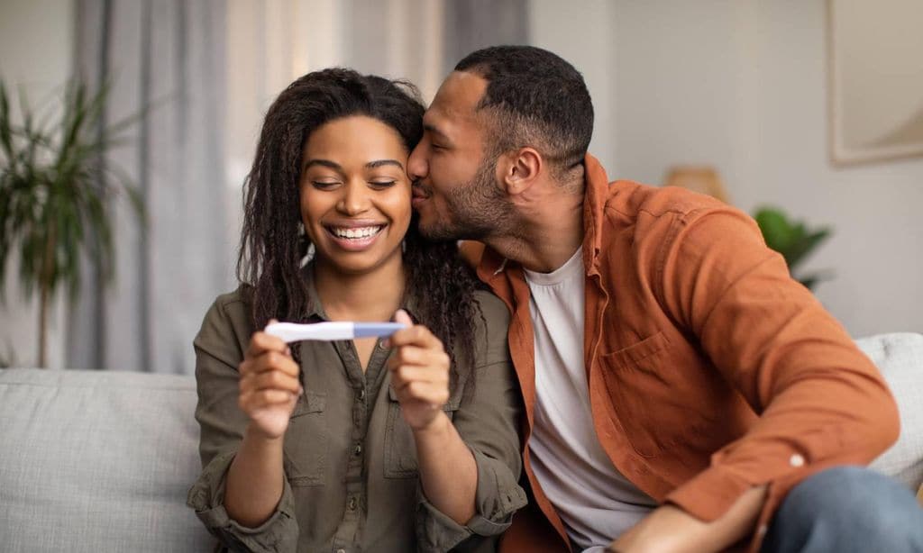 pareja feliz con test de embarazo