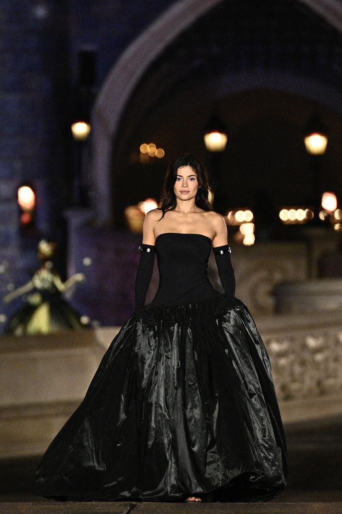 La influencer y empresaria estadounidense Kylie Jenner presenta una creación de Coperni para la colección Women Ready-to-wear Primavera-Verano 2025 en el marco de la Semana de la Moda de París, en el parque de atracciones Disneyland París, en Marne-la-Vallee, al este de París, el 1 de octubre de 2024