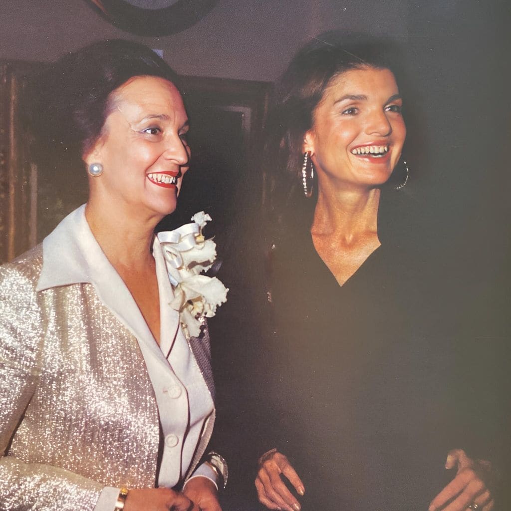 Betsy Westendorp con su amiga, Jackie Kennedy, en Nueva York.