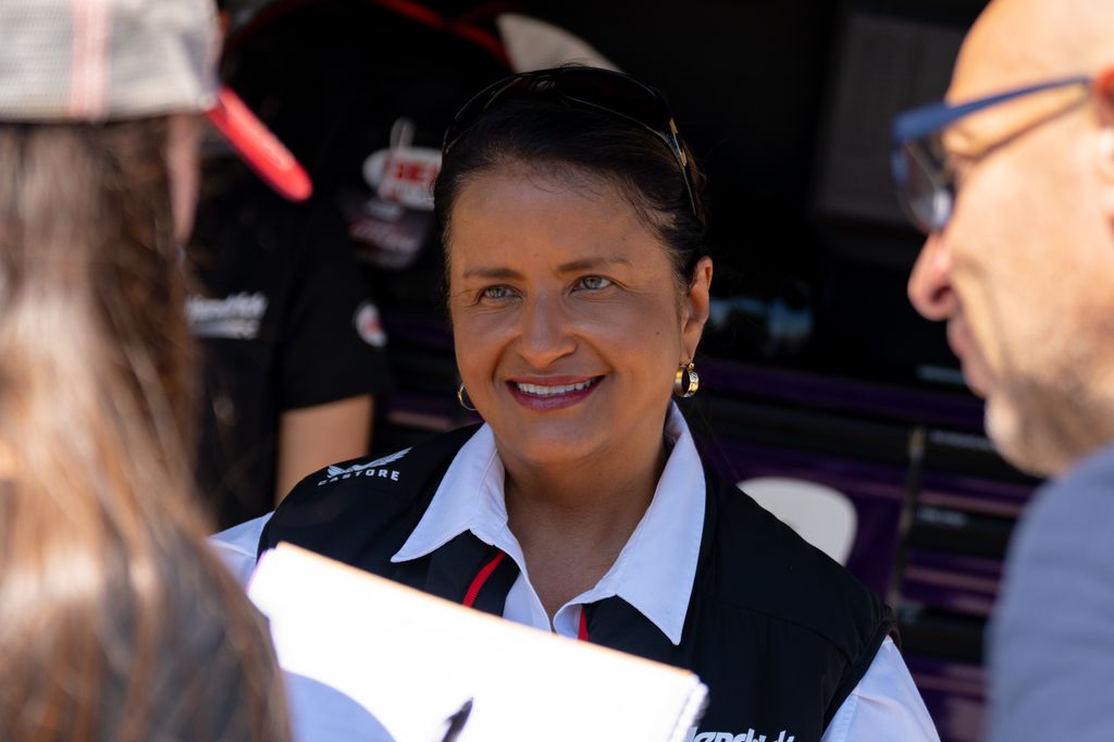 Alba Colón, quien confiesa amar su trabajo, charlando con fanáticos en el Texas Motor Speedway el 14 de abril de 2024.