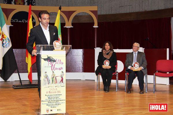 Enrique Ponce pronunció un discurso de agradecimiento durante el acto en su honor celebrado en la Feria de Olivenza © FIT
