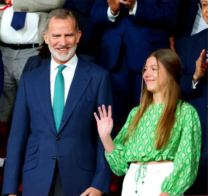 La infanta Sofía saluda al público