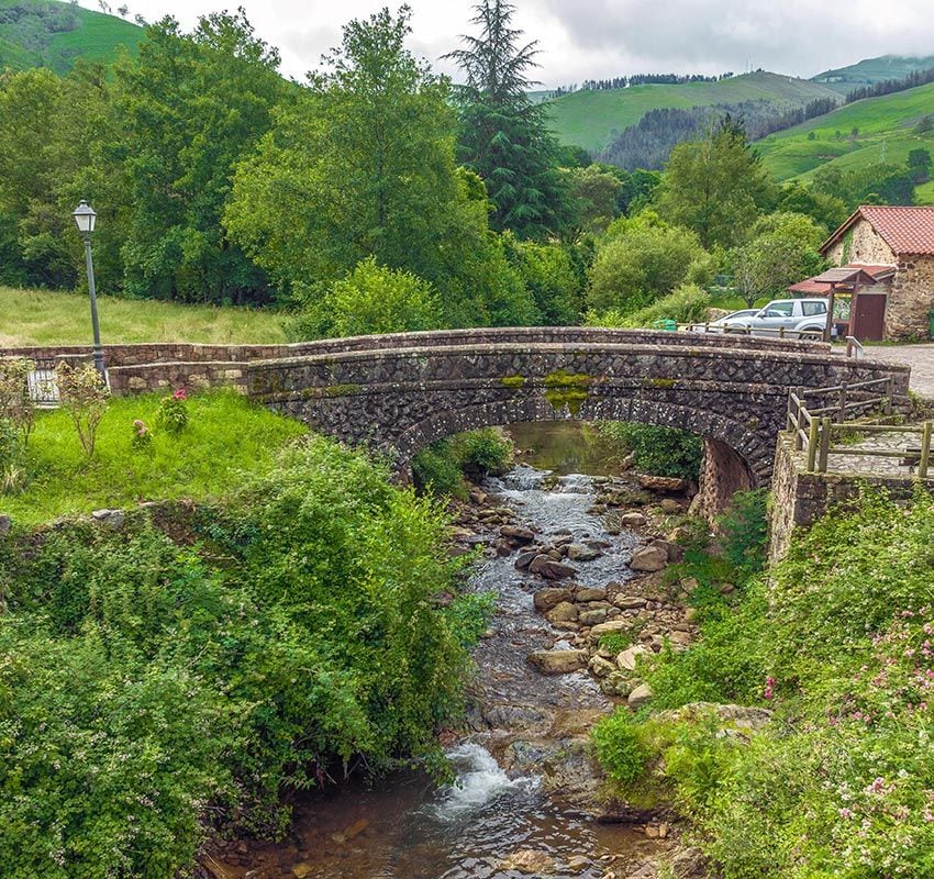 Carmona, pueblo de Cantabria, río Quivierda