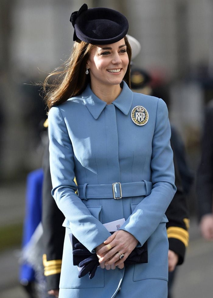 La duquesa Catherine vistió de azul cielo la especial ocasión de los Cadetes del Aire con un abrigo de Alexander McQueen, que conjuntó con complementos en azul noche
