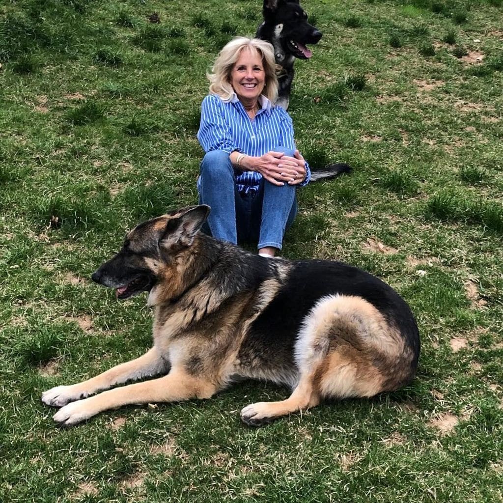 Jill Biden con uno de sus perros