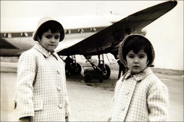 Carmen Ordóñez, a la derecha de la imagen, cuando era niña. A su lado está su hermana Belén
