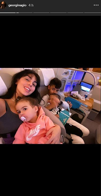 ¡Una dulce siesta y su película favorita! El vuelo más divertido de Georgina Rodríguez y sus niños 