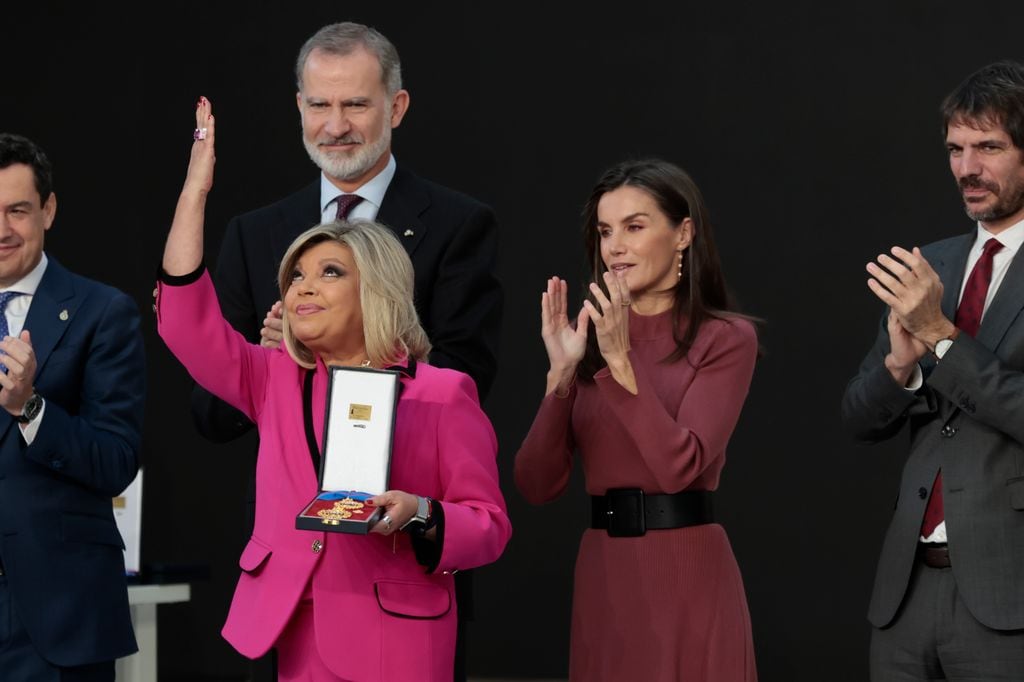 Reyes Felipe y Letizia con Terelu Campos en la entrega de las Medallas de Oro a las Bellas Artes a María Teresa Campos a título póstumo