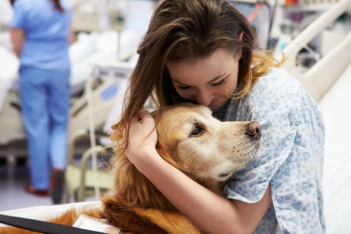 mujer con un perro en el hospital