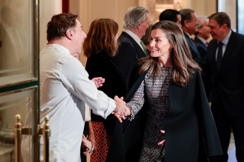 La Reina Letizia junto a Jordi Roca en el acto organizado por la Fundación Microfianzas BBVA