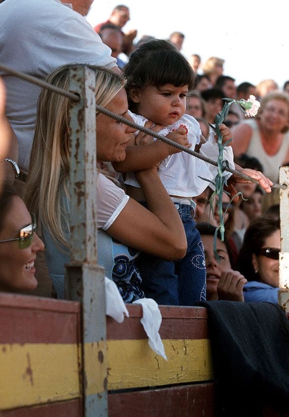 Cayetana Rivera con dos años en brazos de su madre, la duquesa de Montoro