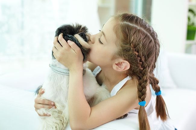 Niña con un perro