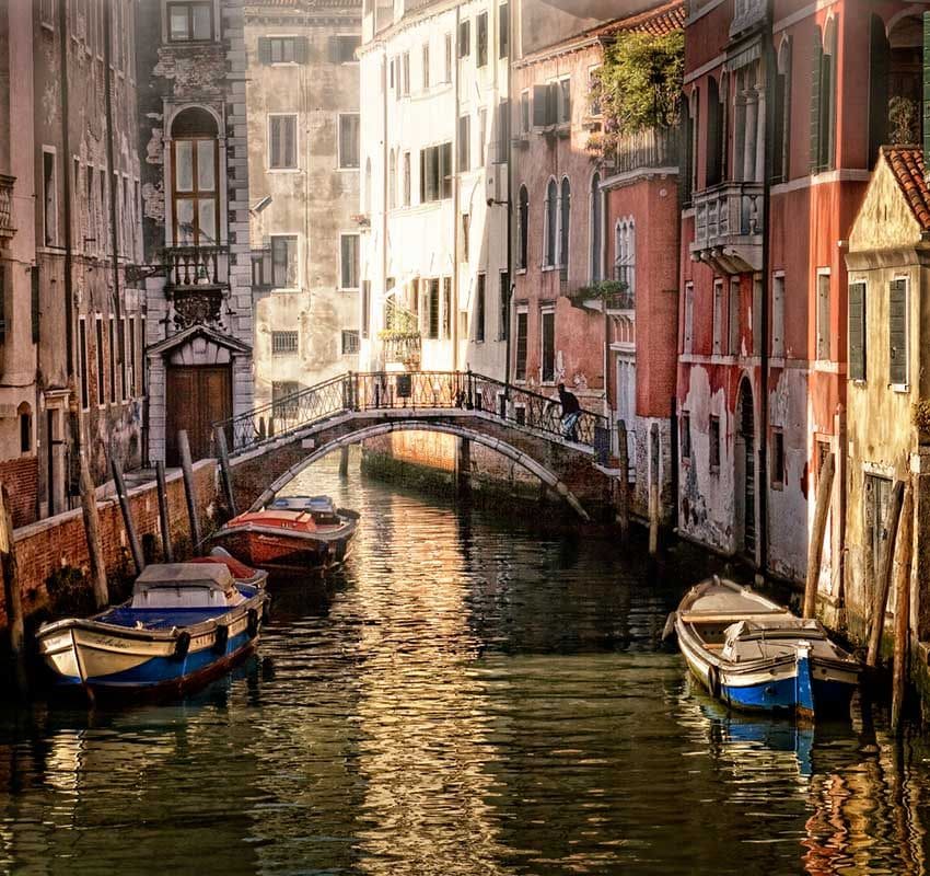 Paisaje romántico en los canales de Venecia