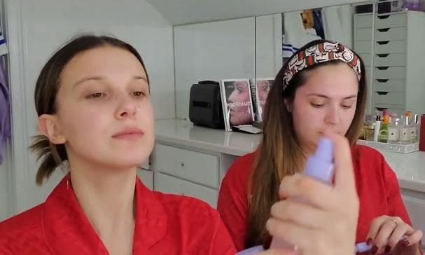 Millie Bobby Brown se aplica un splash hidratante en su skincare routine nocturna