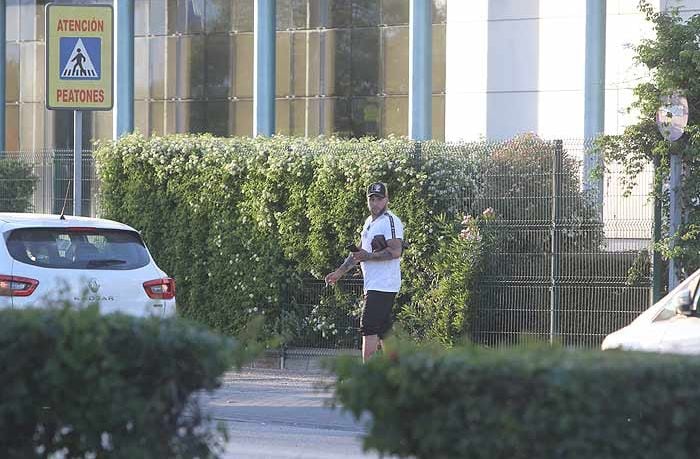 Primeras imágenes de Kiko Rivera visitando a su abuela en el hospital junto a su mujer, Irene Rosales