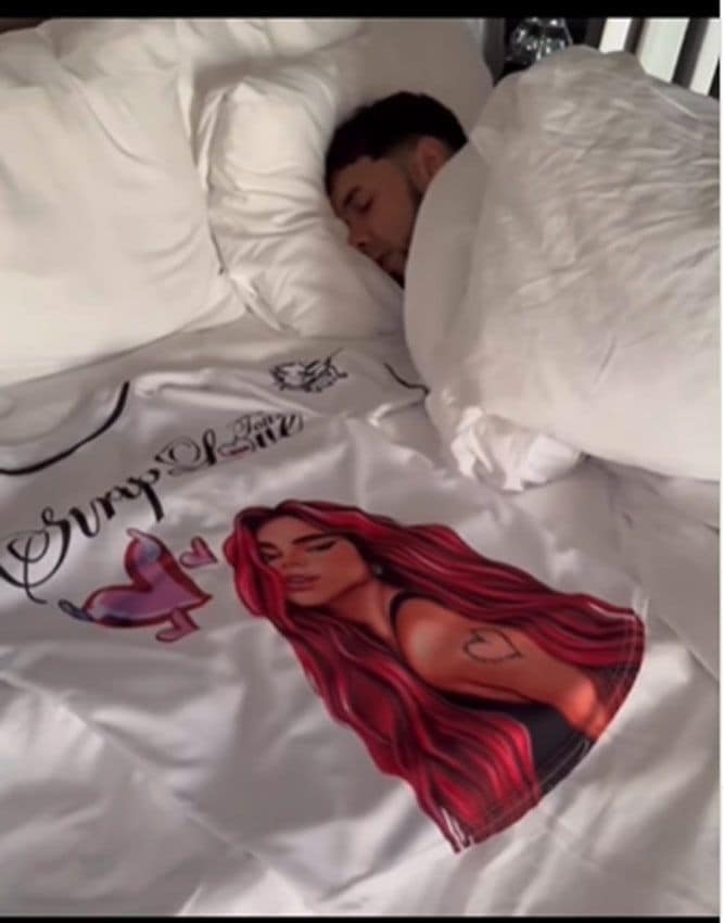 Anuel AA durmiendo con una camiseta de Karol G 