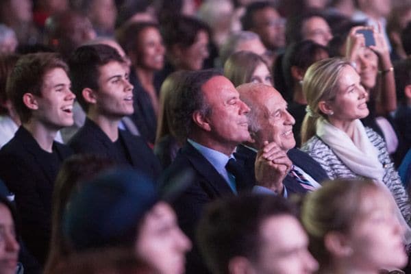 En el centro: Julio Iglesias, Doug Morris (Director Ejecutivo de Sony Music Entertainment) y Miranda Iglesias Rijnsburger (esposa de D. Julio Iglesias). En la fila de atrás: Rodrigo y Miguel Iglesias. (La fotografía fue realizada por Michael D. Spencer 2015)
