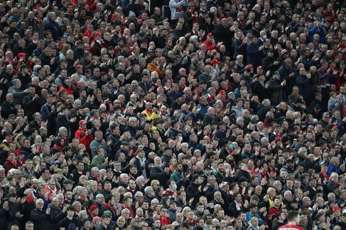 Los aficioandos Manchester United y el Liverpool homenajeando a Cristiano Ronaldo y Georgina Rodríguez