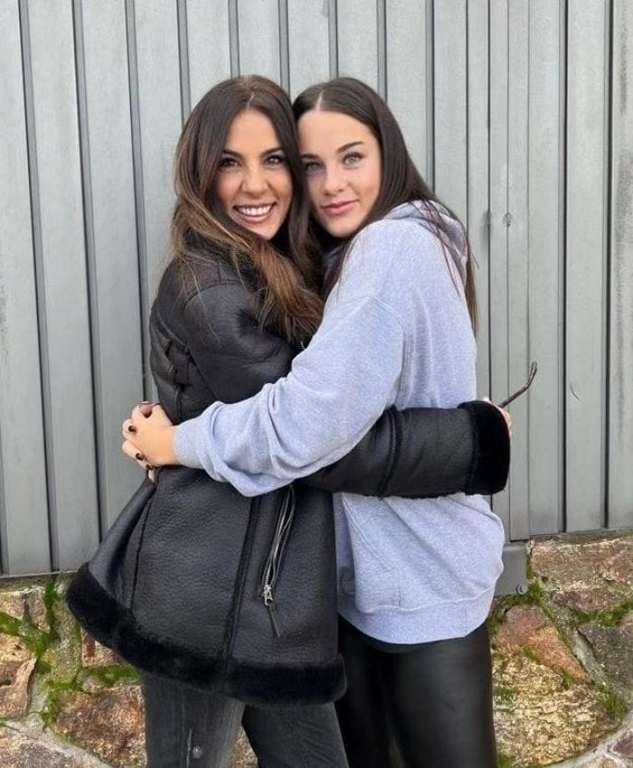 Alicia y su hija abrazadas