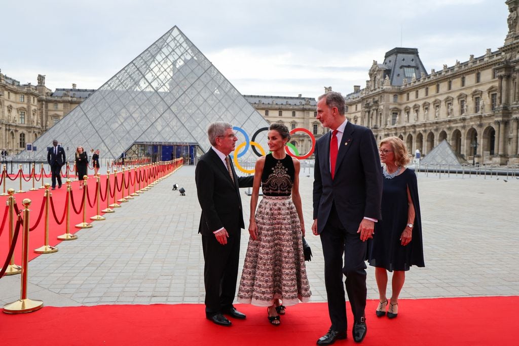 Los reyes Felipe y Letizia, a las puertas del Museo del Louvre