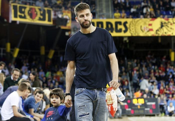 El deportista comoró palomitas para que Milan comiera algo y se entretuviera durante el encuentro de baloncesto
