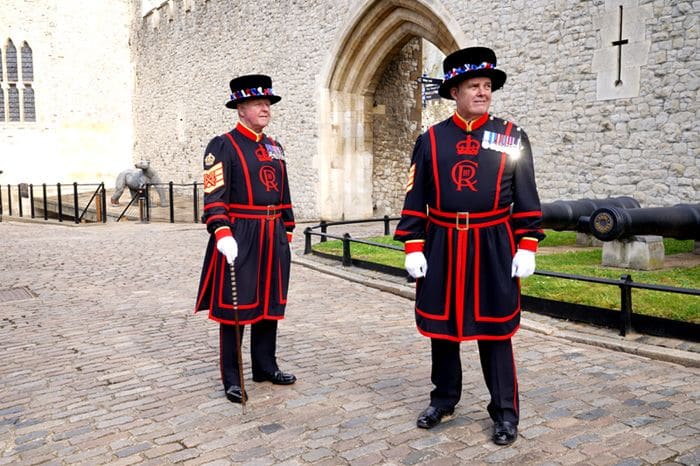 Los 'beefeaters' estrenan uniforme por la coronación