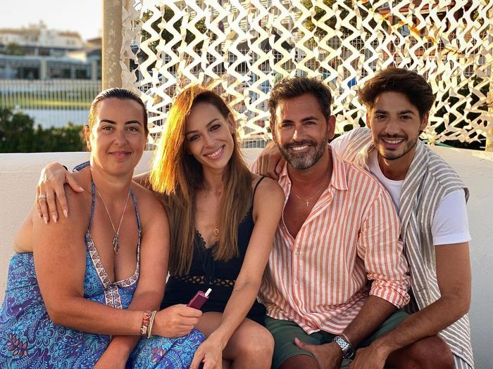 Eva González, de vacaciones con sus amigos