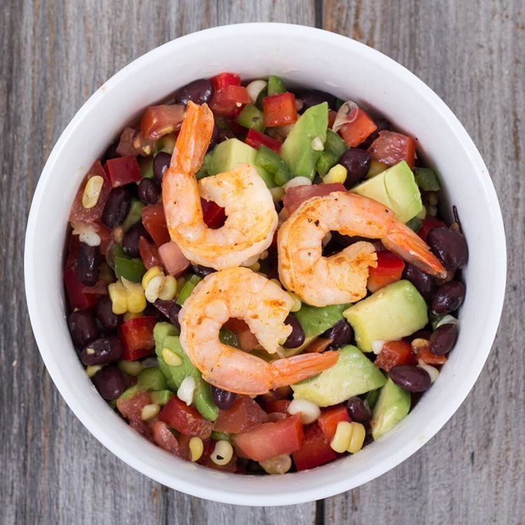 Ensalada de frijoles con aguacate y gambas