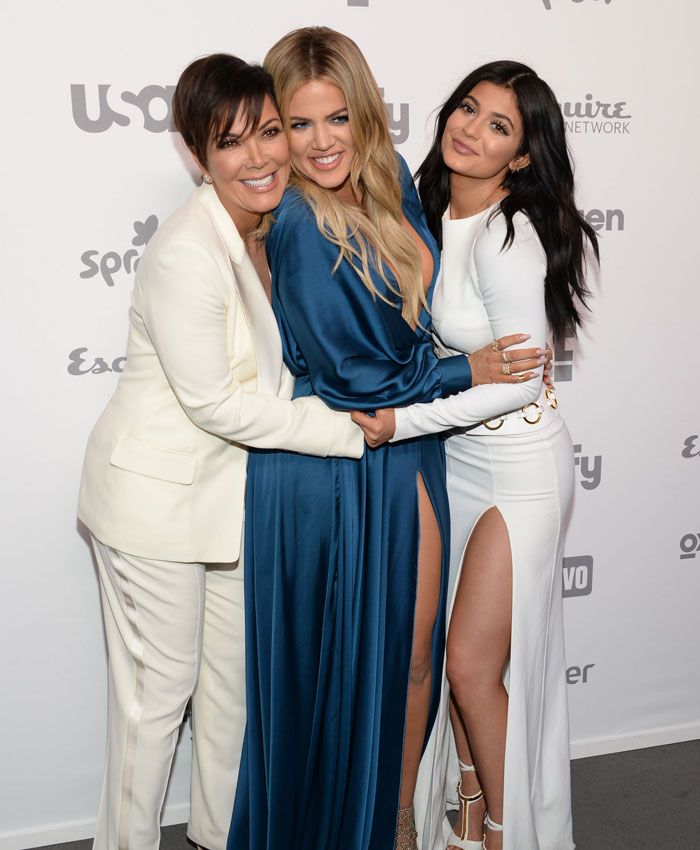 Kris Jenner posando junto a sus hijas Khloé Kardashian y Kylie Jenner