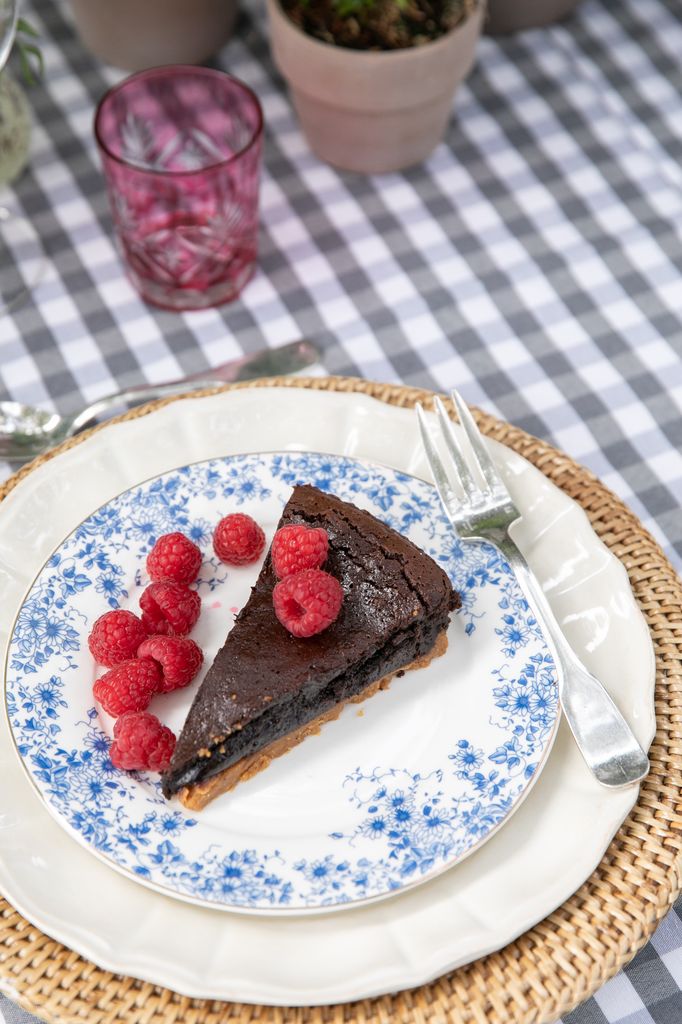 Porción de tarta de queso con frambuesas