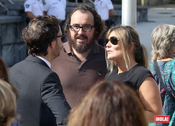 Amaia con Pablo, a la izquierda, y Xabier San Martín, también de La Oreja de Van Gogh
