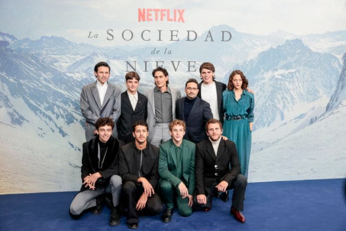 Parte del elenco de 'La sociedad de la nieve' junto a J. Bayona