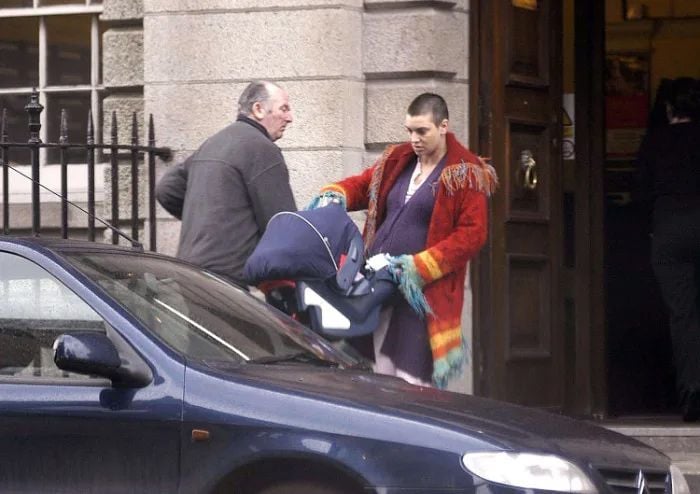 Sinead O'Connor y su hijo mayor cuando era un recién nacido