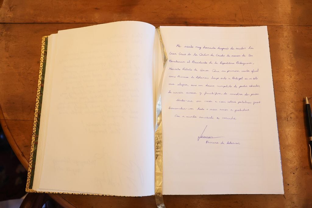 La firma de la princesa Leonor en el libro de honor del gobierno portugués, julio 2024
