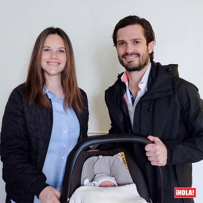 Los príncipes Carlos Felipe y Sofia de Suecia salieron del hospital de Danderyd un día después de que su primer hijo llegara al mundo © Casa Real de Suecia
