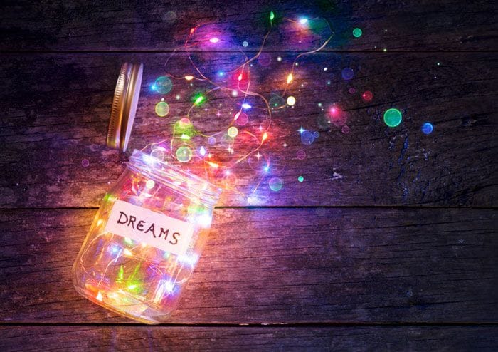 bote del que salen luces de colores con la palabra dreams