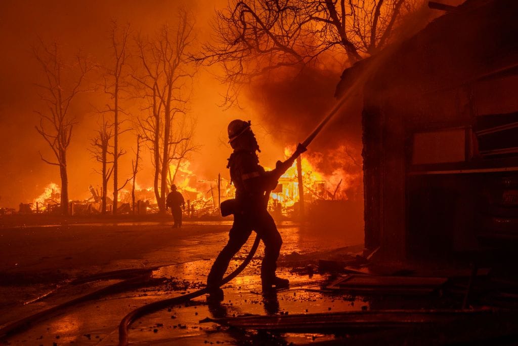 Los devastadores incendios en California forzaron a miles de personas a evacuar sus hogares