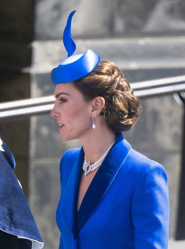 La princesa de Gales, radiante de azul eléctrico con perlas heredadas de Diana e Isabel II