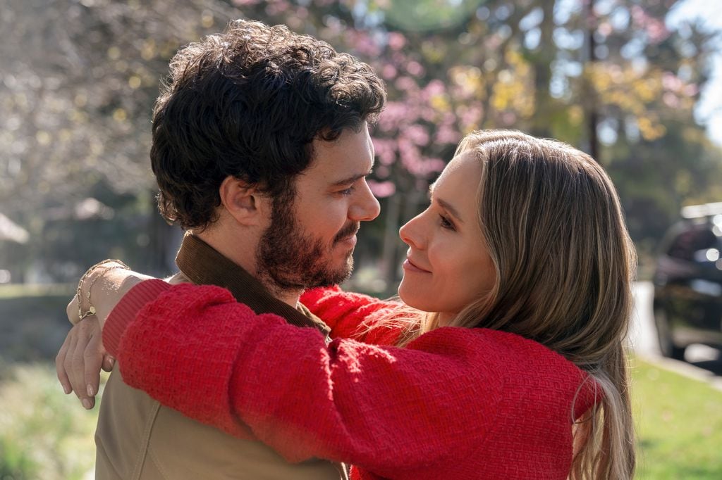 Adam Brody y Kristen Bell en la serie 'Nadie quiere esto' de Netflix