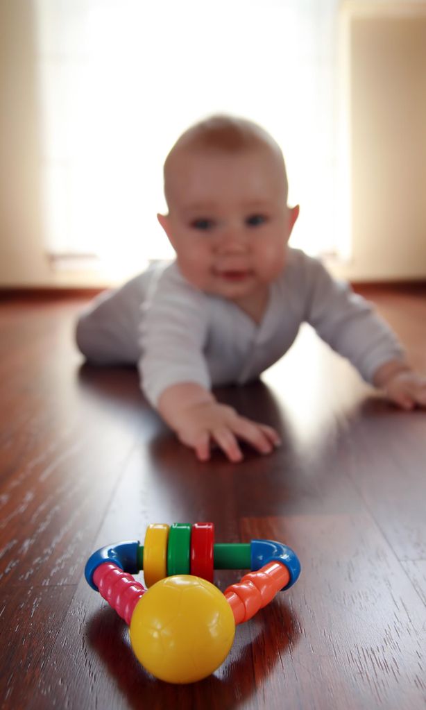 Bebé jugando con juguete