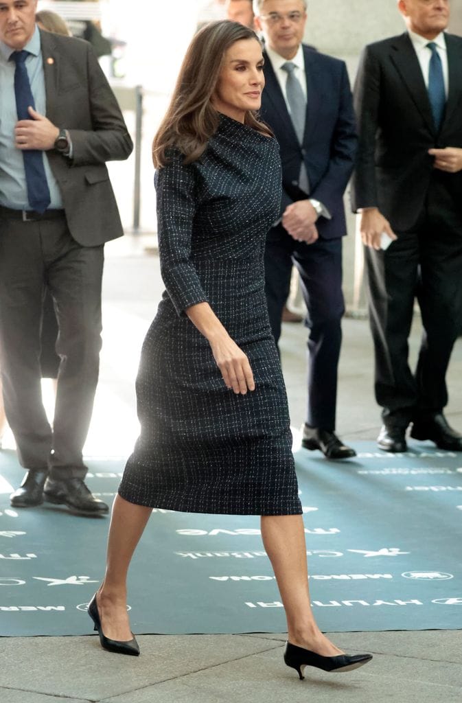 reina Letizia vestido tweed escote zapatos negros